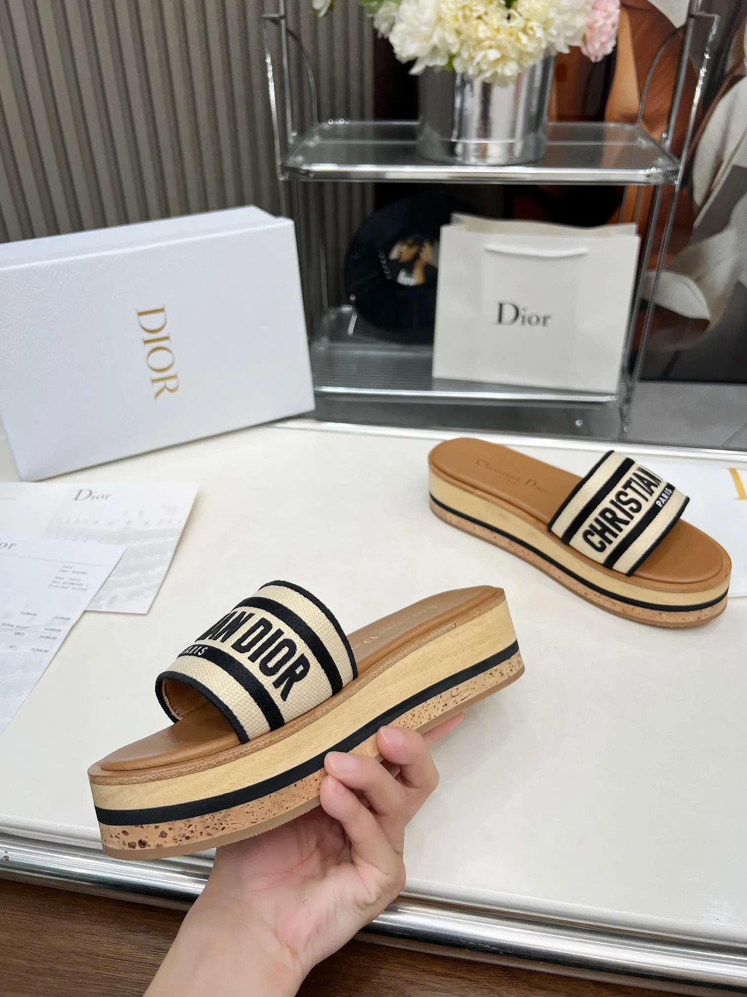👟👟Ex-factory price 420👟👟 Dior's new spring and summer IVIETA DWAY jelly-colored flat-soled one-slip women's shoes with CD letter logo three-dimensional embroidery thick-soled round-toe open-toe slippers. The original version is developed to be the top version on the market. It feels soft and delicate on the feet and is extremely comfortable. Material: Upper imported raffia electric embroidery high-temperature water-soluble cotton technical fabric + water-dyed cowhide foot pad lining + original consistent combination outsole Outsole: original outsole Size: 35-42 (40.41.42 custom-made, non-refundable and non-exchangeable)